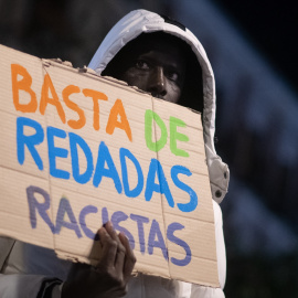 Manifestante durante la XIII Marcha por la Dignidad del 6 de febrero, en Lavapiés, Madrid. La marcha se celebra bajo el lema ‘Tarajal nunca más. El racismo mata. La memoria resiste’.