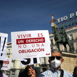 Foto de archivo de la concentración en favor de la ley de la eutanasia, organizada por la asociación Derecho a Morir Dignamente (DMD) en la Puerta del Sol, a 25 de junio de 2021, en Madrid.