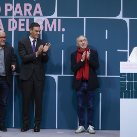 Pedro Sánchez, Yolanda Díaz, Unai Sordo y Pepe Álvarez durante la firma del acuerdo para subir el salario mínimo interprofesional (SMI) un 3,1 % en 2026.