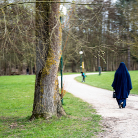 Imagen de archivo de una mujer que pasea por un parque en Francia.