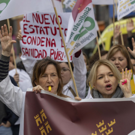 Centenares de médicos se han concentrado este lunes frente a la Consejería de Salud de Murcia en el primer día de huelga.