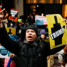 Manifestantes frente a la Torre Trump en el Día de los Presidentes en la ciudad de Nueva York, EEUU