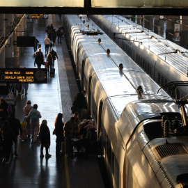 Varios pasajeros se suben a tren AVE con destino a Sevilla en la estación de Atocha tras el restablecimiento del servicio entre Madrid y Andalucía.