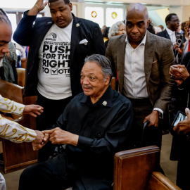 13d8d4dab4cdb5e1a97467e94c5b911ec48b0282wJesse Jackson (c), histórico líder del movimiento por los derechos civiles en Estados Unidos, en marzo de 2025.