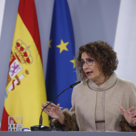 La vicepresidenta primera y ministra de Hacienda, María Jesús Montero, da una rueda de prensa tras la reunión del Consejo de Ministros, este martes, en el complejo del Palacio de la Moncloa