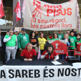 Roda de premsa de la Confederació Sindical d’Habitatge de Catalunya després d'entrar al Departament de Territori per demanar “claredat” pel traspàs dels pisos de la Sareb