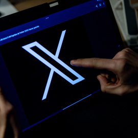 Un joven usa una tablet, a 4 de febrero de 2026, en Madrid (España).