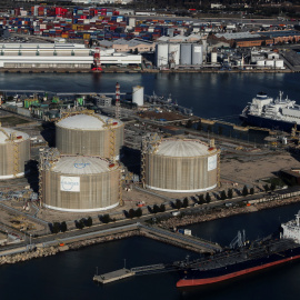 Vista de la terminal de GNL de Enagás en el puerto de Barcelona.