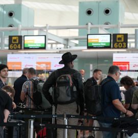 Viajeros en la T1 del Aeropuerto de Barcelona-El Prat, a 29 de septiembre de 2025. (Foto de archivo)