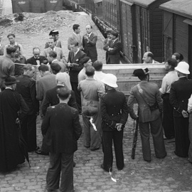 Arribada a l’Estació de França de les obres que havien participat a l’exposició organitzada per la Generalitat a París l’any 1937