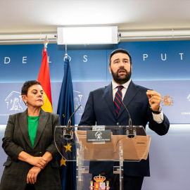 El diputado de EH Bildu Jon Iñarritu y la diputada de EH Bildu en el Congreso, Mertxe Aizpurua, durante una rueda de prensa, en el Congreso de los Diputados, a 3 de octubre de 2024