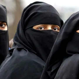 Varias mujeres musulmanas usando el niqab.