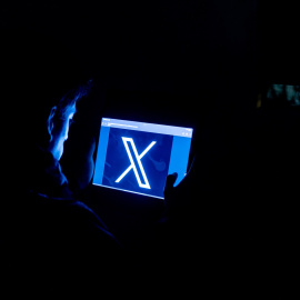 Un joven usa una tablet, a 4 de febrero de 2026.