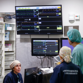 Foto de archivo de personal sanitario en una de las sala de reanimación.