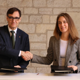 El president de la Generalitat, Salvador Illa, i la líder dels Comuns al Parlament, Jéssica Albiach, després de signar l'acord de pressupostos del 2026. 19/02/2026