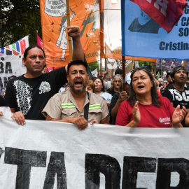 Decenas de personas durante la concentración frente al Congreso Argentino contra la reforma laboral.