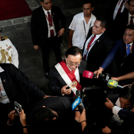 El nuevo presidente encargado de Perú, José María Balcázar, atiende a los medios de comunicación.