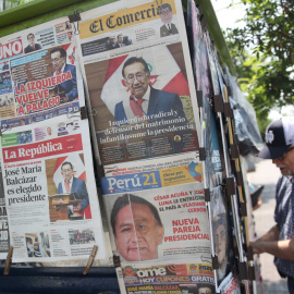 Fotografía que muestra varias portadas de diarios con la imagen del nuevo presidente interino de Perú, José María Balcázar, en Lima (Perú).