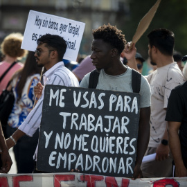 Un grupo de personas se manifiestan en una concentración.