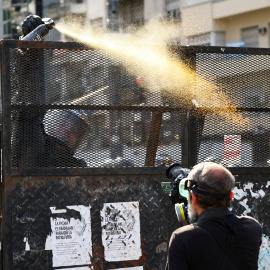 Un policía lanza gas pimienta