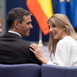 El presidente del Gobierno, Pedro Sánchez, y la vicepresidenta segunda y ministra de Trabajo y Economía Social, Yolanda Díaz, durante el acto de la firma del acuerdo para la subida del salario mínimo interprofesional (SMI) para 2026