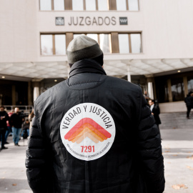 EuropaPress_7157900_persona_protesta_victimas_residencias_pandemia_frente_juzgados_plaza