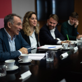 El portavoz parlamentario de IU y diputado de Sumar, Enrique Santiago, la secretaria de Organización de Sumar, Lara Hernández, el diputado de Compromís-Sumar en el Congreso, Alberto Ibáñez, y el portavoz adjunto de Más Madrid en el Ayuntamiento, Eduardo F