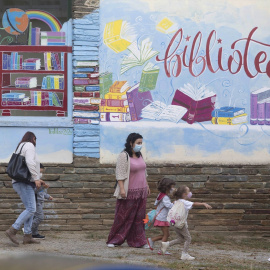 Varios niños y niñas entran a un colegio de Nadela (Lugo), en una imagen de archivo.