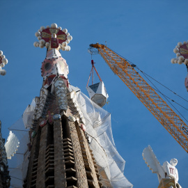 Colocación del brazo superior de la cruz de la torre de Jesucristo en la Sagrada Familia.