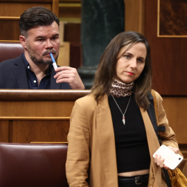 El portavoz de ERC en el Congreso, Gabriel Rufián, y la secretaria general de Podemos, Ioone Belarea, durante una sesión de Control al Gobierno, en una imagen de archivo.