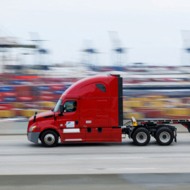Un camión en el puerto de Los Ángeles.