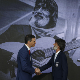 Pedro Sánchez con el guitarrista Emilio Fernández de los Santos