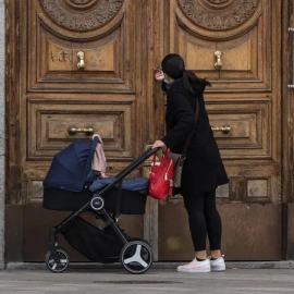 Una mujer en Madrid con un carrito de bebé.