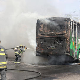 Un vehículo incendiado en Guadalajara (México), este domingo.