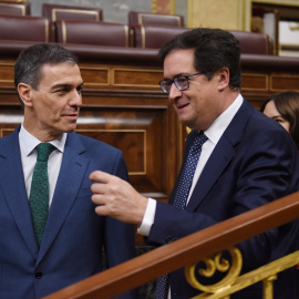 El presidente del Gobierno, Pedro Sánchez, y el ministro para la Transformación Digital, Óscar López, durante una sesión de control al Gobierno, en el Congreso de los Diputados.