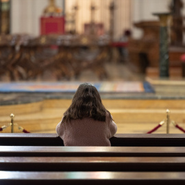 EuropaPress_6460313_mujer_reza_iglesia_madrid_17_enero_2025_madrid_espana