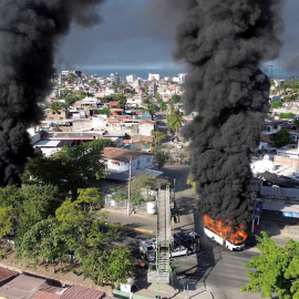 Vehículos en llamas en medio de una ola de violencia en Jalisco, México, tras la muerte del narco 'El Mencho'.