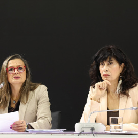 La ministra de Igualdad, Ana Redondo (d), y la jueza Carmen Martínez Perza (i) durante la presentación de la Macroencuesta de Violencia contra la Mujer, en el Ministerio de Igualdad, a 3 de diciembre de 2025, en Madrid (España).