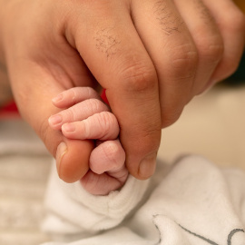 Foto de archivo de la mano de un bebé