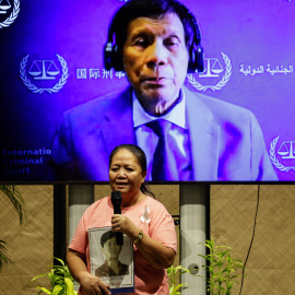 Madre de una víctima de una presunta ejecución ante una transmisión de Duterte en Manila (Filipinas).