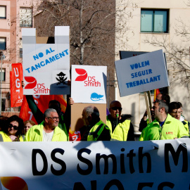 Diverses pancartes a la mnifestació dels treballadors d'International Paper a Tarragona