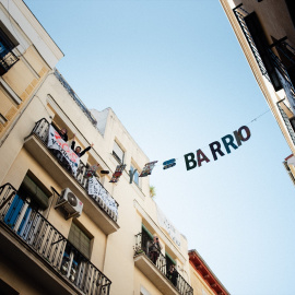 Varias personas durante una acción protesta para evitar la compra del edificio Tribulete 7