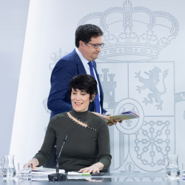 La ministra de Inclusión Seguridad Social y Migraciones, Elma Saiz, y el ministro para la Transformación Digital, Óscar López, durante una rueda de prensa tras el Consejo de Ministros, a 24 de febrero