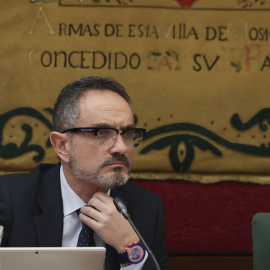 El alcalde de Móstoles, Manuel Bautista, durante el pleno extraordinario del Ayuntamiento