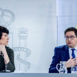 La ministra de Inclusión Seguridad Social y Migraciones, Elma Saiz, y el ministro para la Transformación Digital, Óscar López, durante una rueda de prensa tras el Consejo de Ministros, a 24 de febrero de 2026