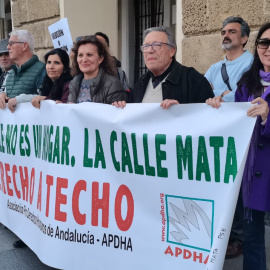 Concentración convocada por la Asociación Pro Derechos Humanos, este lunes, en Cádiz.