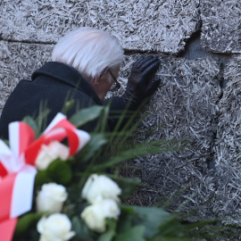 Supervivientes y familiares en una ceremonia en el antiguo campo de concentración alemán Auschwitz-Birkenau.