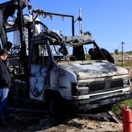 Palestinos revisan el daño a un vehículo dañado