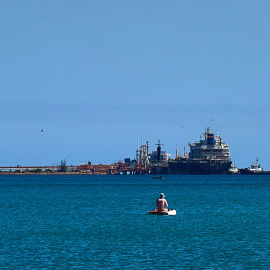 Fotografía que muestra un barco de combustibles en la bahía de Matanzas en La Habana.