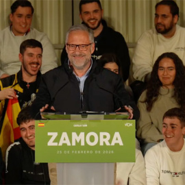 Carlos Pollán sonríe y baila mientras asistentes a un mitin de Vox corean "Pedro Sánchez hijo de puta"